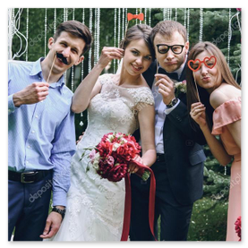 Gäste an der Fotobox bei einer Hochzeit