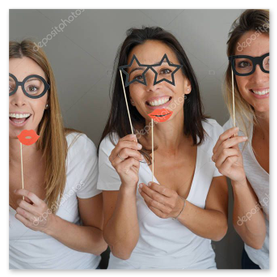 Beispielbild: Gäste mit lustigen Accessoires