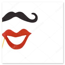 Paar posiert fröhlich vor der Fotobox